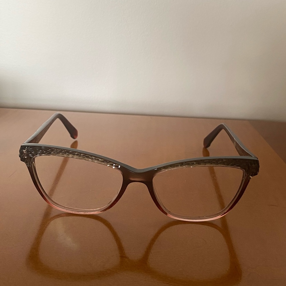 Eye glasses with progressive lenses